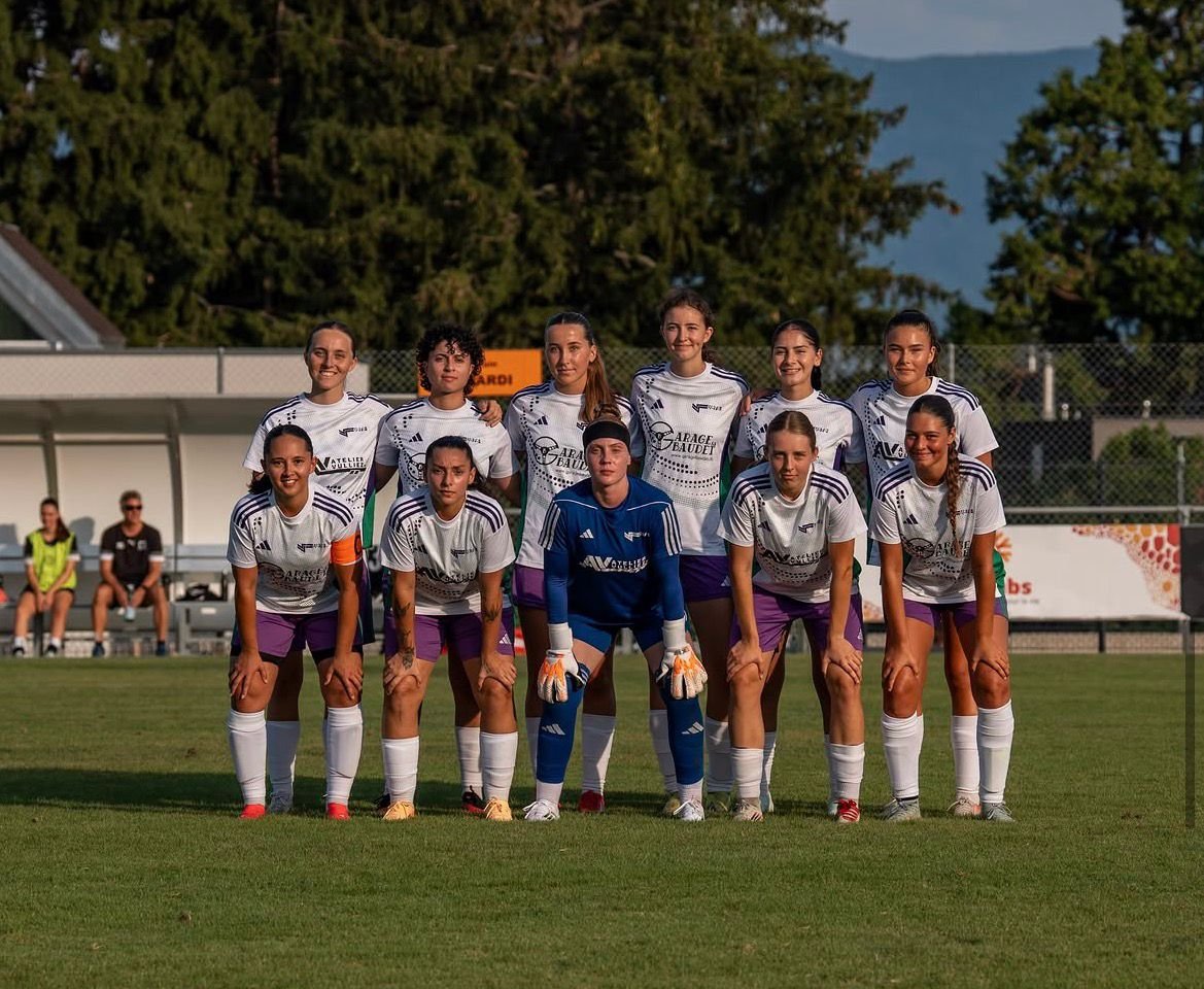 Raíssa Calheiros (segunda da esquerda para a direita, em pé), Mel (segunda da esquerda para a direita, agachada) e Angélica (terceira da esquerda para a direita, agachada) já estrearam pelo novo clube (Foto: Divulgalção/ USTS)