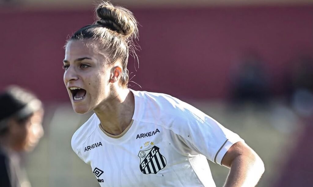 Zagueira Nívea se despede do Santos. (Foto: Reinaldo Campos/Santos FC)