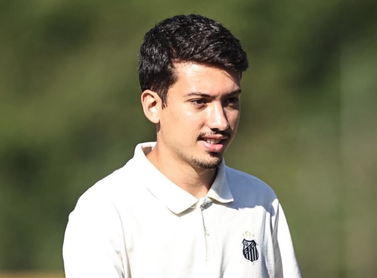 Vinicius Lopes deixou o Santos e não faz mais parte da comissão técnica da equipe Sub-20 (Foto: Reinaldo Campos/Santos FC)