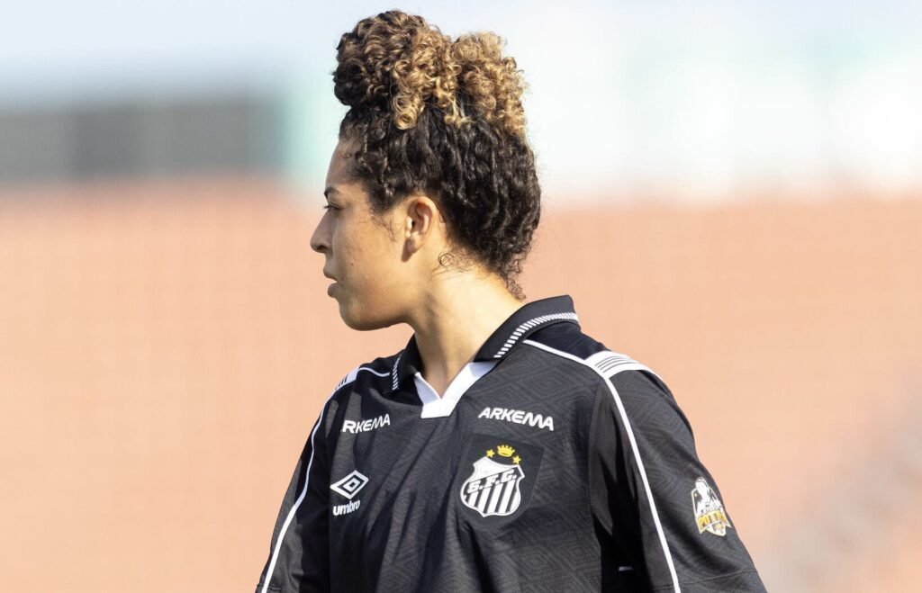 Leandra voltou a vestir a camisa do Santos (Foto: Reinaldo Campos/Santos FC)