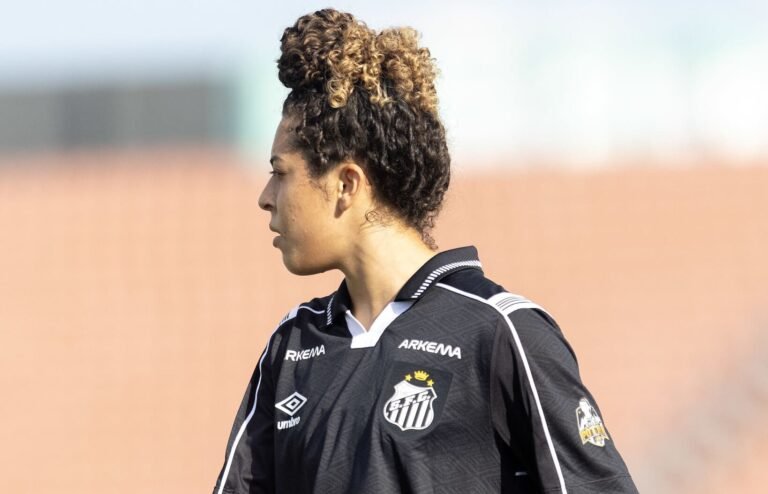 Leandra voltou a vestir a camisa do Santos (Foto: Reinaldo Campos/Santos FC)