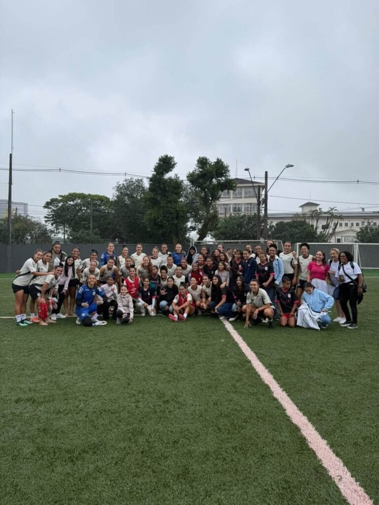 Sereias da Vila recebem 30 meninas de projeto social (Foto: Giovanna Lessa/SantosFC)