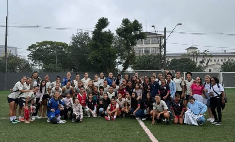 Sereias da Vila recebem 30 meninas de projeto social (Foto: Giovanna Lessa/SantosFC)