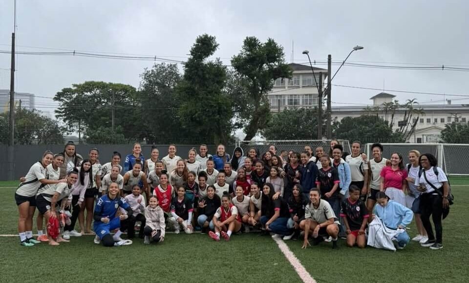 Sereias da Vila recebem 30 meninas de projeto social (Foto: Giovanna Lessa/SantosFC)