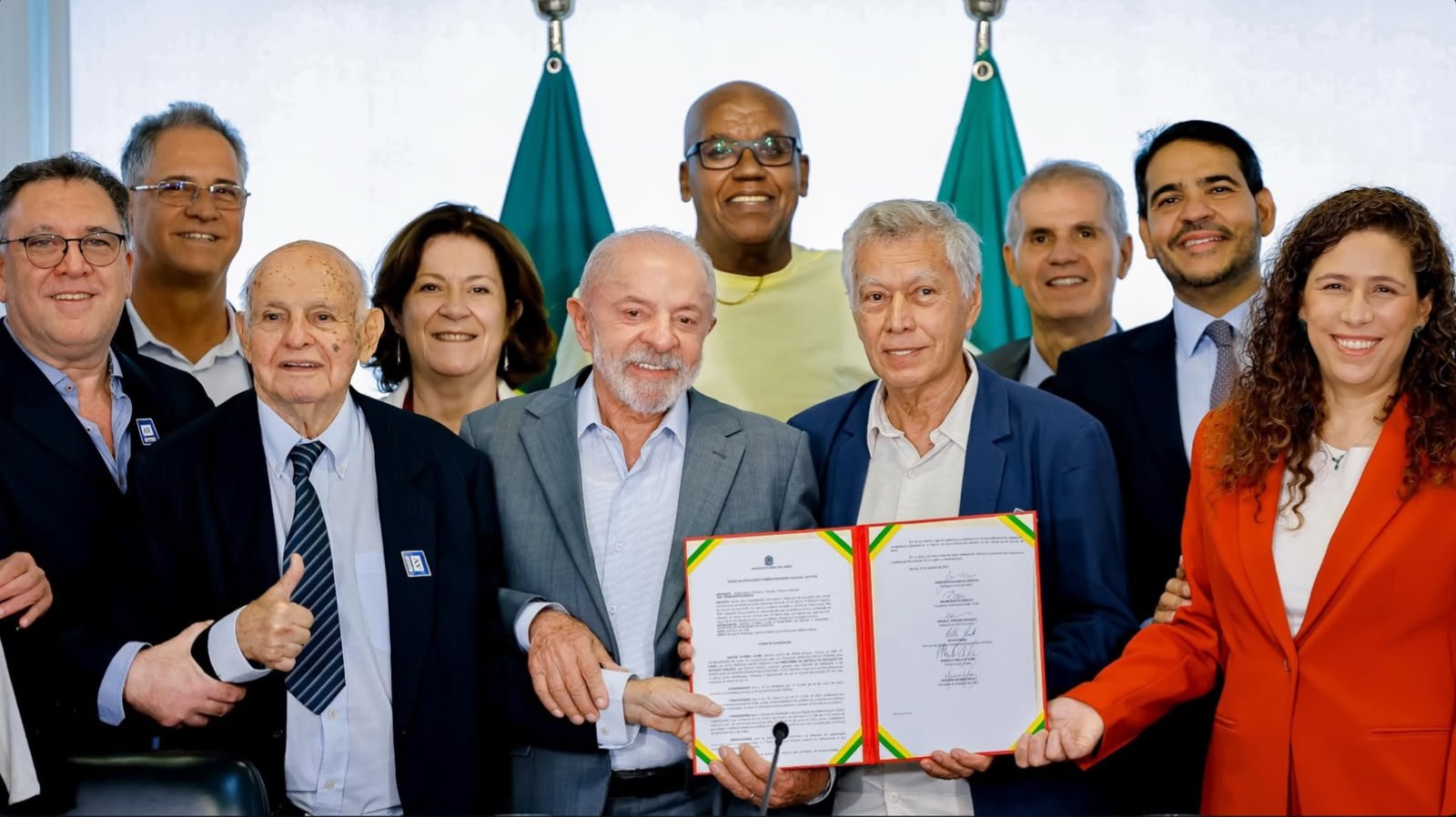Marcelo Teixeira, presidente Lula e ídolos do Santos durante assinatura (Foto: Divulgação)