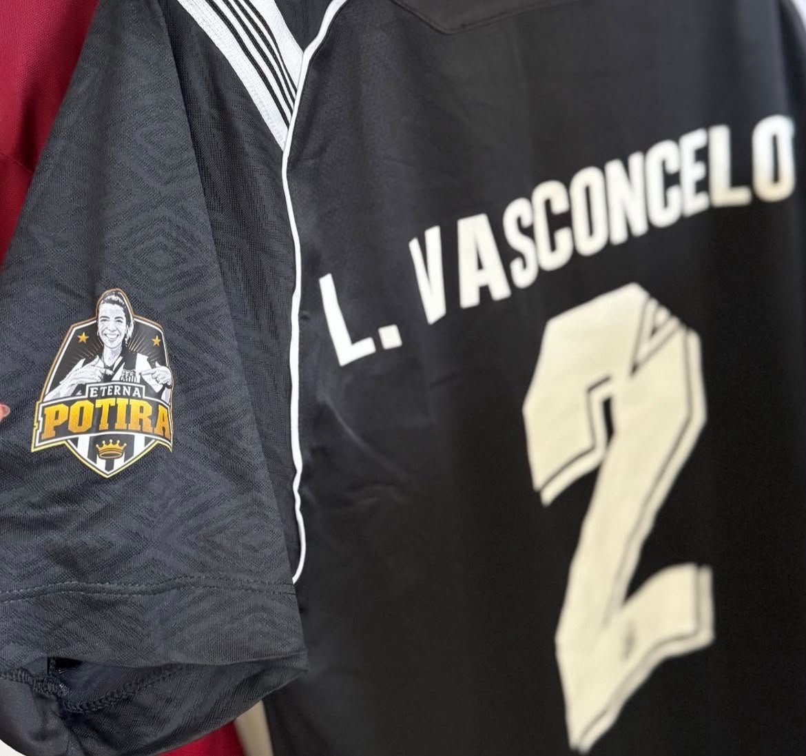 Larissa Vasconcelos exibe camisa das Sereias da Vila com homenagem a Naty Potira (Foto: Reprodução)